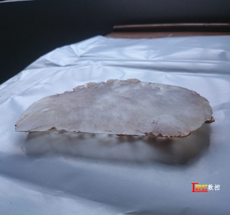 泰州晨虹CHSX5630-XW型數(shù)控金剛石線切割機(jī)切割冰洲石1小時(shí)40分鐘切完效果

