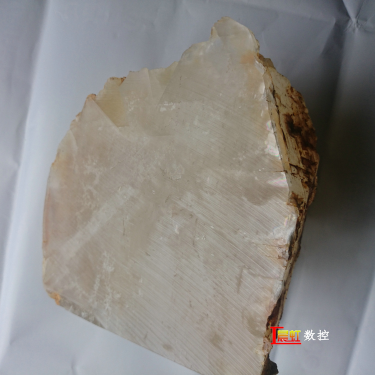 泰州晨虹CHSX5630-XW型數(shù)控金剛石線切割機(jī)切割冰洲石1小時(shí)切完效果
